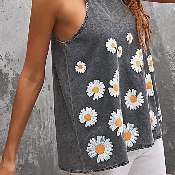 j e a n s Tops - Jeans washed grey Denim Daisy printed tank with adjustable tie & keyhole back XL